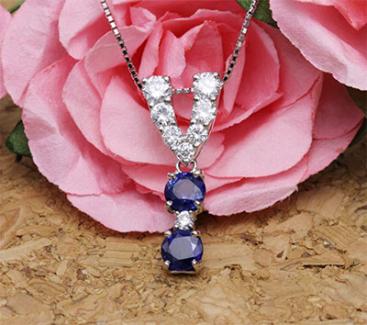 普段にも、特別な時にも使えるようなサファイヤのペンダントを制作