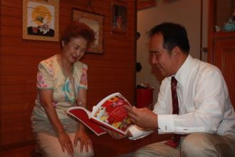 ご自宅に訪問しての最初のヒアリング。<br />
カタログの中からお好みのデザインをピックアップしていただきました。