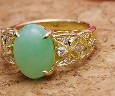 翡翠の指輪をアンティーク調のゴールドデザインで制作